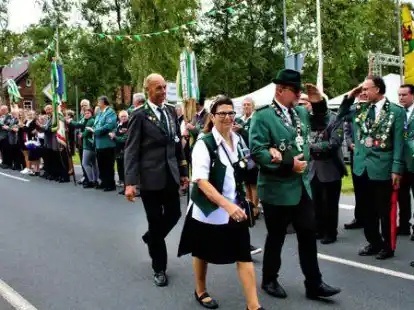 Sch&uuml;tzenk&ouml;nig Harald Backhaus und Sch&uuml;tzenk&ouml;nigin Anke Backhaus begr&uuml;&szlig;en die zum Festumzug angetretenen Vereine.