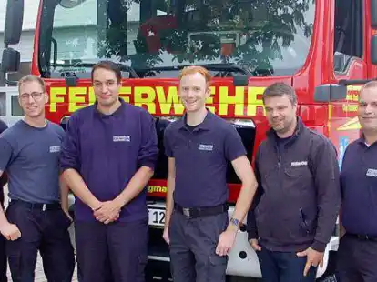 Die Gruppenf&uuml;hrer Thomas Nemeyer und Florian Oellrich, Ortsbrandmeister Lars Stratmann, sein neuer Stellvertreter Stefan von der Lieth und die Gruppenf&uuml;hrer Marlo Wiemer und Eike von Lienen (von links) bilden das neue Ortskommando der Freiwilligen Feuerwehr Rodenkirchen
