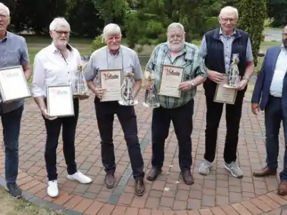 Mit einer Urkunde und einem Geschenk wurden die Gr&uuml;ndungsmitglieder geehrt (v.l.): Bernd Br&uuml;ggemann, Karl-Heinz Krone, Johann H&ouml;gemann, Aloys H&ouml;gemann und Hermann-Josef L&uuml;nswilken zusammen mit B&uuml;rgermeister Sven Stratmann. Foto: Hans Passmann