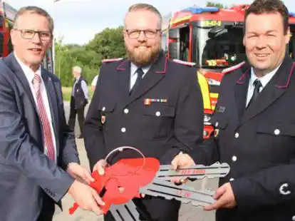 Schl&uuml;sselbund&uuml;bergabe bei der Feuerwehr: (von links) B&uuml;rgermeister Jens Kuraschinski, Stadtbrandmeister Jens Hogeback und Ortsbrandmeister Lutz Ertelt