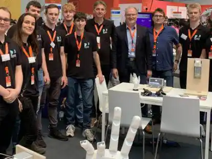 Begeisterten mit ihren Entwicklungen &ndash; und hatten am Ende sogar das beste Projekt der ganzen IdeenExpo: die Sch&uuml;lerinnen und Sch&uuml;ler des Technischen Gymnasiums des Oldenburger BZTG in Hannover, hier mit Schulleiter Gert Mora Motta (4.v.re.).