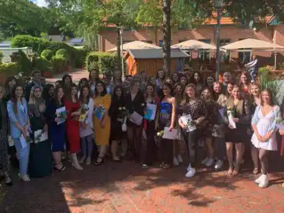 Grund zum Feiern: die neuen Zahnmedizinischen Fachangestellten vor dem Etzhorner Krug.