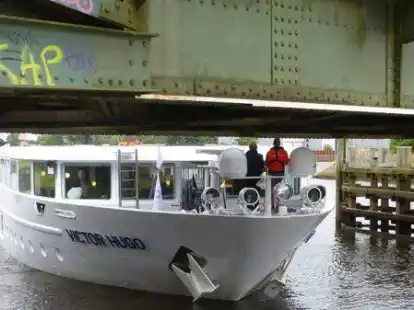 Das war knapp: Die &bdquo;Victor Hugo&ldquo; unter der Eisenbahnbr&uuml;cke.
