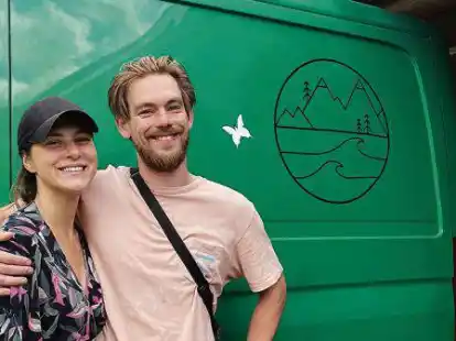 Aktuell machen Jannis Koellner und seine Freundin Vivien Kurpas den 2021 gekauften Bus innen und au&szlig;en fit f&uuml;r die lange Reise.