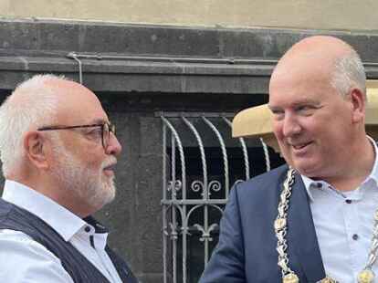 B&uuml;rgermeister Claus-Peter Horst (rechts) begr&uuml;&szlig;te den Stadtpastor Ralph Kn&ouml;fler vor dem Rathaus und &uuml;bereichte ihm ein kleines Stadtwappen. Horst machte deutlich, dass das Konzept des Stadtpastors ein guter Baustein des Miteinanders in der Stadt in den kommenden Jahren sein werde.