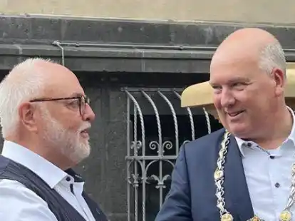 B&uuml;rgermeister Claus-Peter Horst (rechts) begr&uuml;&szlig;te den Stadtpastor Ralph Kn&ouml;fler vor dem Rathaus und &uuml;bereichte ihm ein kleines Stadtwappen. Horst machte deutlich, dass das Konzept des Stadtpastors ein guter Baustein des Miteinanders in der Stadt in den kommenden Jahren sein werde.