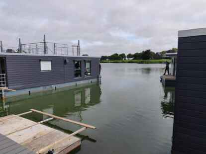 Das mittlerweile achte Ferienhausboot wurde ins Wangermeer gelassen. Foto: Jule Hauken