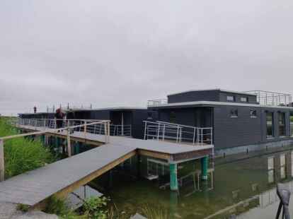 Das mittlerweile achte Ferienhausboot wurde ins Wangermeer gelassen. Foto: Jule Hauken
