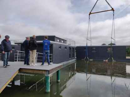 Das mittlerweile achte Ferienhausboot wurde ins Wangermeer gelassen. Foto: Jule Hauken