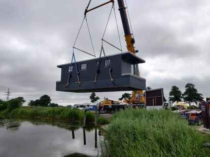 Das mittlerweile achte Ferienhausboot wurde ins Wangermeer gelassen. Foto: Jule Hauken