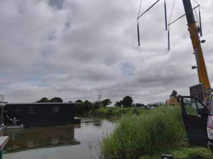 Das mittlerweile achte Ferienhausboot wurde ins Wangermeer gelassen. Foto: Jule Hauken