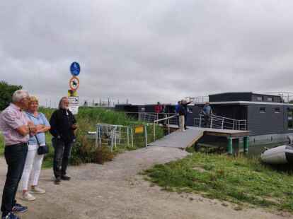 Das mittlerweile achte Ferienhausboot wurde ins Wangermeer gelassen. Foto: Jule Hauken