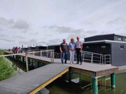 Das mittlerweile achte Ferienhausboot wurde ins Wangermeer gelassen. Foto: Jule Hauken