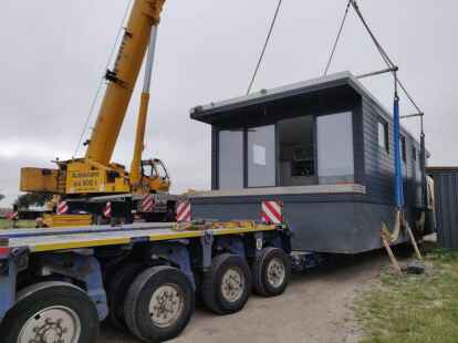 Das mittlerweile achte Ferienhausboot wurde ins Wangermeer gelassen. Foto: Jule Hauken