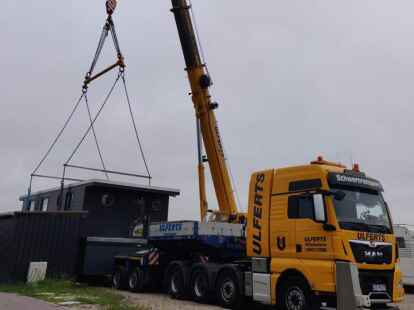 Das mittlerweile achte Ferienhausboot wurde ins Wangermeer gelassen. Foto: Jule Hauken