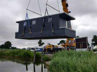Das mittlerweile achte Ferienhausboot wurde ins Wangermeer gelassen.