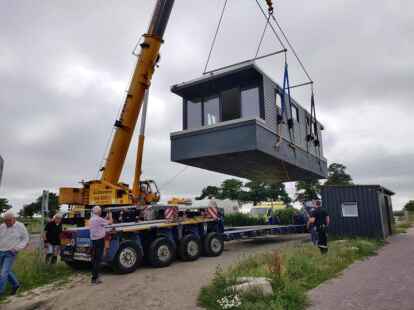 Das mittlerweile achte Ferienhausboot wurde ins Wangermeer gelassen. Foto: Jule Hauken