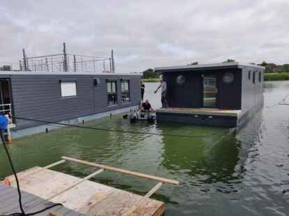 Das mittlerweile achte Ferienhausboot wurde ins Wangermeer gelassen. Foto: Jule Hauken