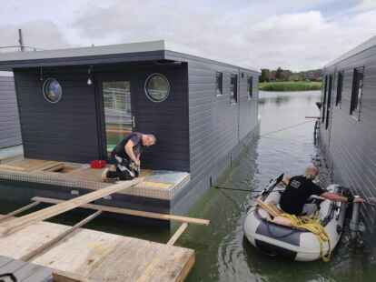 Das mittlerweile achte Ferienhausboot wurde ins Wangermeer gelassen. Foto: Jule Hauken