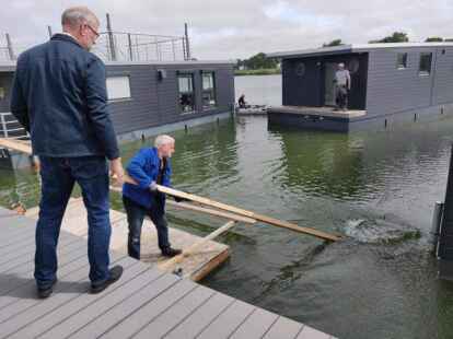 Das mittlerweile achte Ferienhausboot wurde ins Wangermeer gelassen. Foto: Jule Hauken