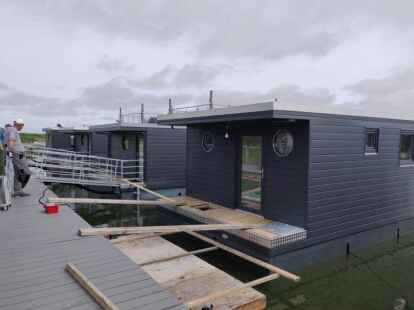 Das mittlerweile achte Ferienhausboot wurde ins Wangermeer gelassen. Foto: Jule Hauken