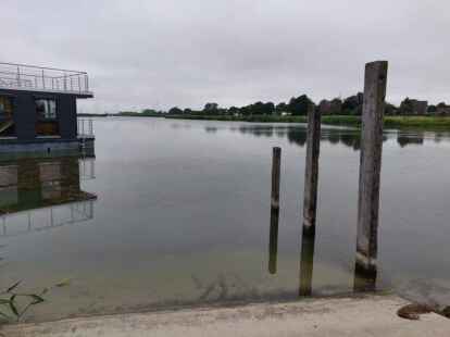 Das mittlerweile achte Ferienhausboot wurde ins Wangermeer gelassen. Foto: Jule Hauken
