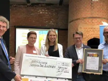 Klimaschutz-Preis nach Bad Zwischenahn (v.li.): Umwelt-Staatssekret&auml;r Frank Doods, Projektmanagerin Friederike Torunsky, Klimaschutzmanagerin Laura Helen Finger, Bauamtsleiter Carsten Meyer und Marco Trips vom St&auml;dte- und Gemeindebund