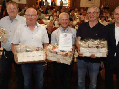 Ehrungen beim Kreislandvolkverband Cloppenburg auf der Vertreterversammlung in Th&uuml;le (von links): Theo Wilken, Berthold Hachm&ouml;ller, Christoph L&uuml;ken, Georg B&ouml;ckmann und Hubertus Berges.
