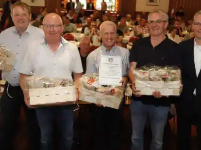 Ehrungen beim Kreislandvolkverband Cloppenburg auf der Vertreterversammlung in Th&uuml;le (von links): Theo Wilken, Berthold Hachm&ouml;ller, Christoph L&uuml;ken, Georg B&ouml;ckmann und Hubertus Berges.