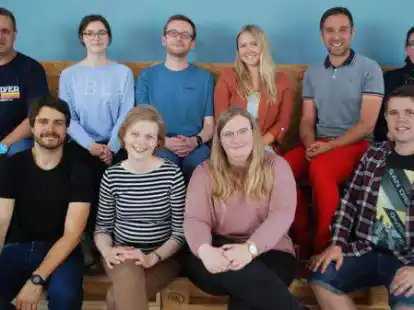 Klassenbild der Lehrerinnen und Lehrer: Das Jahrgangsteam 7 der IGS Friesland-Nord, ein  auffallend junges Kollegium,  freut sich ebenfalls auf die Ferien.
