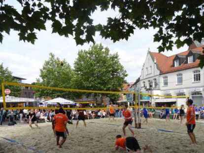 In der Emsteker Stadtmitte wird zur Sommerkirmes auch wieder Volleyball gespielt.
