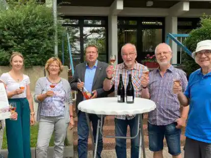 Der Wein steht schon bereit: Unter den B&auml;umen hinter dem Moormerlander Rathaus soll das 19. Weinfest der Gemeinde stattfinden.
