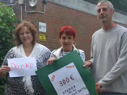 Martina Nitzel (links) und Andreas Hacke freuen sich &uuml;ber die Spende an die Tafel aus der Kollekte zum Festgottesdienst &bdquo;100 Jahre Sandergroden&ldquo;. Der Scheck wurde von Ursula Jan&szlig;en-Finking &uuml;berreicht.