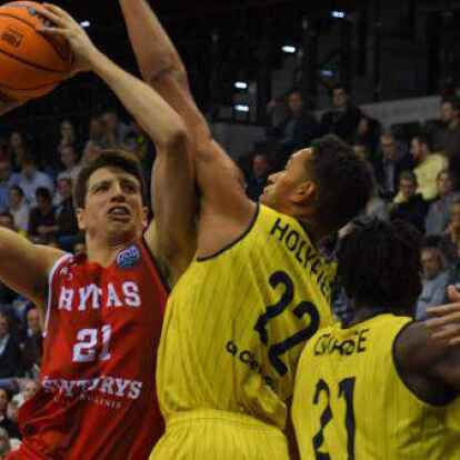 Erst Konkurrenten, nun Team-Kameraden:  Im Trikot von Rytas Vilnius versucht sich Tanner Leissner (links) in der Champions League gegen Oldenburgs T.J. Holyfield durchzusetzen.