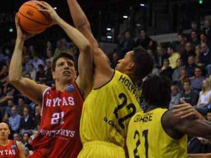 Erst Konkurrenten, nun Team-Kameraden:  Im Trikot von Rytas Vilnius versucht sich Tanner Leissner (links) in der Champions League gegen Oldenburgs T.J. Holyfield durchzusetzen.