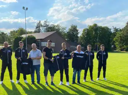 Florian Driebolt (4. von links) &uuml;bergibt die neuen Traningsanz&uuml;ge an (von links) Pit Hilbers, Hannes Koring, L&uuml;der Gutsche, Renke Henninges, Thorsten Hibbeler, Lucas Stefer und Jannik Heinemann.