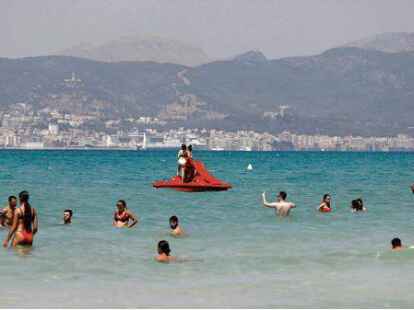 Menschen schwimmen und sonnen sich am Strand von Arenal auf Mallorca. Noch immer geh&ouml;rt die Insel zu Spanien &ndash; und nicht als 17. Bundesland zu Deutschland, wie CSU-Hinterb&auml;nkler Dionys Jobst im Sommerloch 1993 vorschlug.