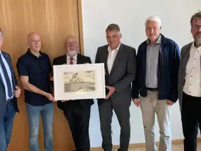 Die Kreidezeichnung &bdquo;Ackerland-Landschaft&ldquo; vom Wildeshauser K&uuml;nstler Henry Garde bereichert von nun an den Saal des Alexanderstifts: (von links) B&uuml;rgermeister Jens Kuraschinski, Sascha L&uuml;cke (Leiter vom Alexanderstift), Manfred Sander (VR Bank Oldenburger Land eG), Frank Ostertag (Vorstandssprecher VR Bank Oldenburg Land eG), Franz Duin (Vorstand vom Orgelf&ouml;rderverein der Alexanderkirche), Markus L&ouml;we (Pastor der Alexanderkirche)