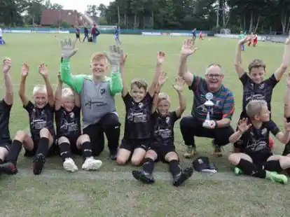 Gro&szlig;er Jubel brannte bei den Spielern der E-Jugend des SV Elisabethfehn &uuml;ber den gewonnenen Pokal auf.