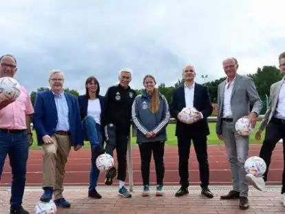 Stellten die neue Studie vor (v.l.): Michael Lichtnecker, Joachim Schrader, Silke Sinning, Eugen Gehlenborg, Janelle Flaws, Albrecht Els&auml;sser, Stephan L&uuml;ders und Bastian Schrader