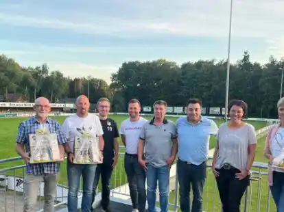 Der neue Vorstand mit den Geehrten und den Verabschiedeten: Herbert Hackstette jun. (von links), Olaf Gottwald, Dirk Ortmann, Stefan Timpker, Reinhard Behnen, Thomas Gerdes, Birgit Thobe, Eva-Maria Wilken.