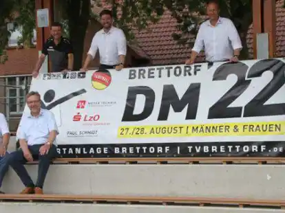 Sponsoren und Verein freuen sich auf die Faustball-DM in Brettorf: (von links) Siegbert Schmidt, Harald Meyer (Meyer Technik), Frank Kl&auml;ner (2. Vorsitzender TV Brettorf), Sebastian Merz (LzO), Sven Freese (Meyer Technik) und Helmut Koletzek (1. Vorsitzender TV Brettorf)