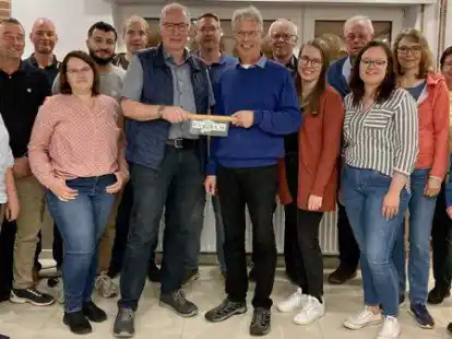 Staffel&uuml;bergabe im Kreis der Vrostands- und Beiratsmitglieder.  Der neue 1. Vorsitzende Edo Otte (Mitte, l.) und sein Vorg&auml;nger Hauke Ellinghusen.