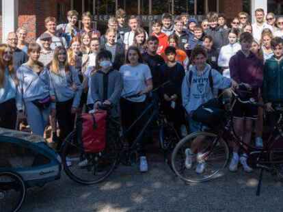 Aufbruch zu neuen Ufern: Die Sch&uuml;lerinnen und Sch&uuml;ler des 8. Jahrgangs der Helene-Lange-Schule vor dem Start in die &bdquo;Herausforderungs&ldquo;-Woche.