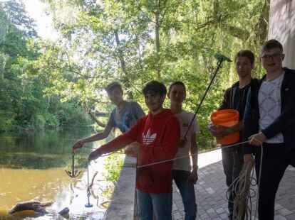 Gingen eine Woche lang auf Gew&auml;sser-Reinigung in der Stadt (v.li.): Tim (14), Noah (14), Timon (13), Klaas (15) und Leon-Kristian (13) mit Magnet und Anker zum Heraufholen. Fotos: Sascha St&uuml;ber