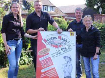 Sie freuen sich auf den Bauernmarkt 2022 in Altenoythe (von links): Sonja Husmann, Matthias Blome, Heinrich Ortmann und Marianne von Garrel.