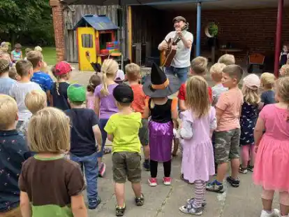 Beim Sommerfest in der Kita Waldburg: Musiker J&uuml;rgen Fastje spielte f&uuml;r die Kinder.