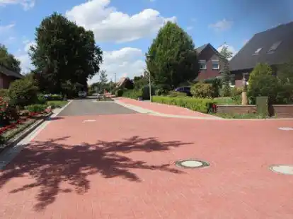 Neu gepflastert und asphaltiert: Die Arbeiten im Wiefelsteder Blumenviertel sind abgeschlossen. Am Donnerstag wurden noch Arbeiten an der Beleuchtung vorgenommen, so die Bauverwaltung.