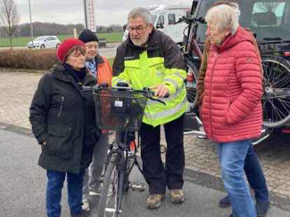 F&uuml;r einen sicheren Umgang im Verkehr: Gerhard Herrmann (Verkehrswacht f&uuml;r den Landkreis Oldenburg) wird, wie bei diesem Kurs im April, beim  Training Sicherheitshinweise f&uuml;r Pedelec-Fahrer geben.