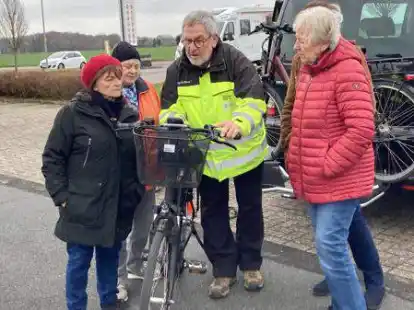 F&uuml;r einen sicheren Umgang im Verkehr: Gerhard Herrmann (Verkehrswacht f&uuml;r den Landkreis Oldenburg) wird, wie bei diesem Kurs im April, beim  Training Sicherheitshinweise f&uuml;r Pedelec-Fahrer geben.